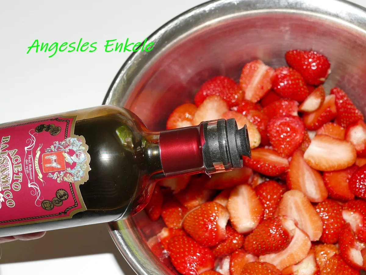 Marzipan-Crumble mit marinierten Erdbeeren - Rezept - Bild Nr. 14212