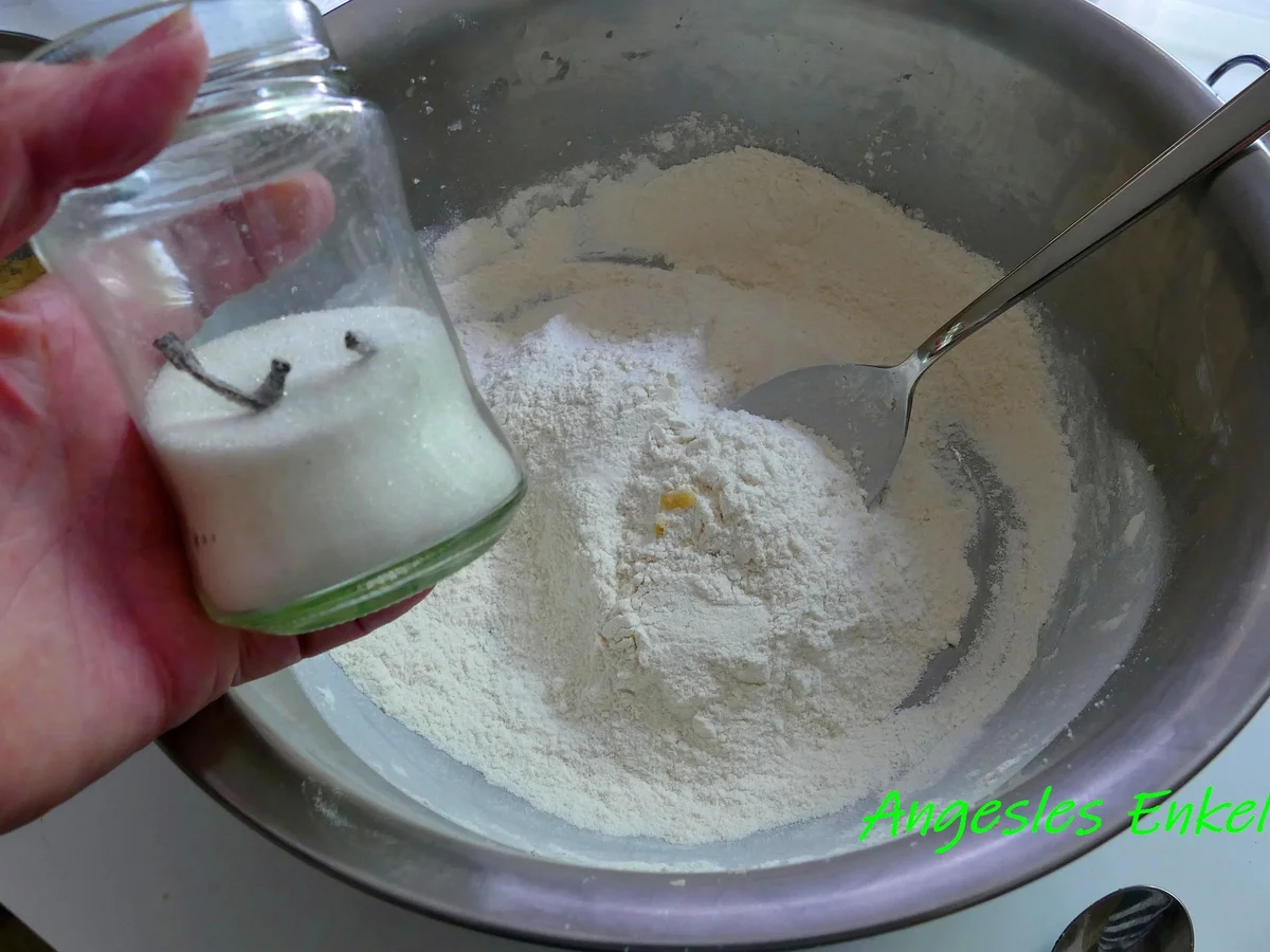 Marzipan-Crumble mit marinierten Erdbeeren - Rezept - Bild Nr. 14213