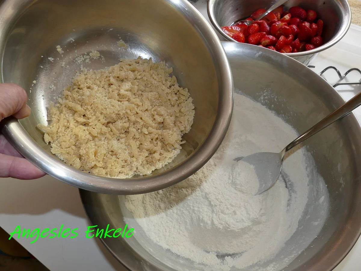 Marzipan-Crumble mit marinierten Erdbeeren - Rezept - Bild Nr. 14214