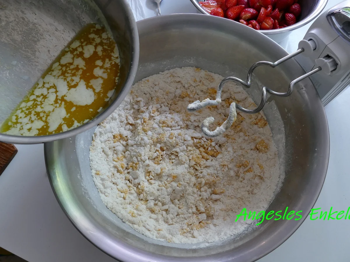 Marzipan-Crumble mit marinierten Erdbeeren - Rezept - Bild Nr. 14215