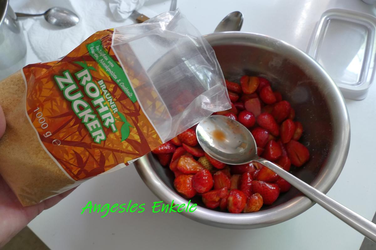 Marzipan-Crumble mit marinierten Erdbeeren - Rezept - Bild Nr. 14216