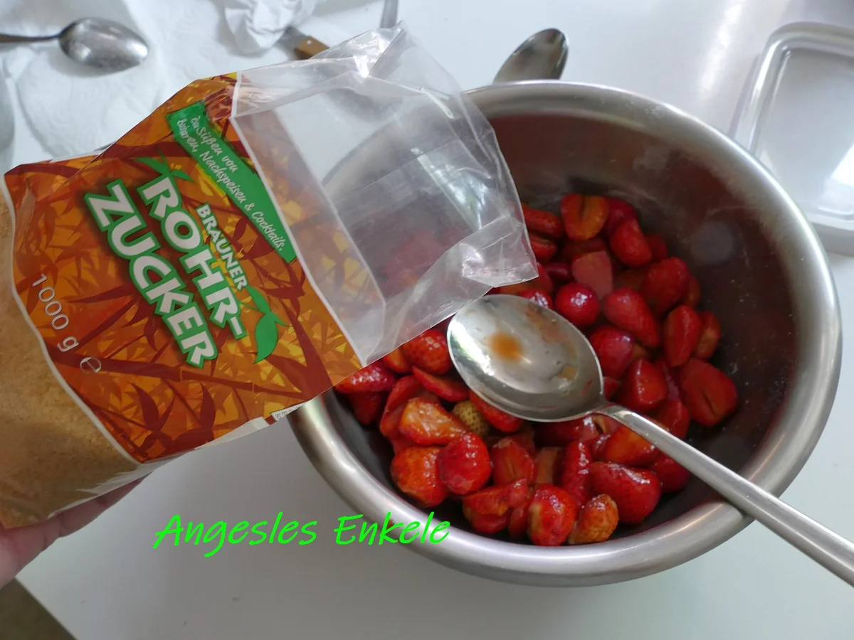 Marzipan-Crumble mit marinierten Erdbeeren - Rezept - Bild Nr. 14216