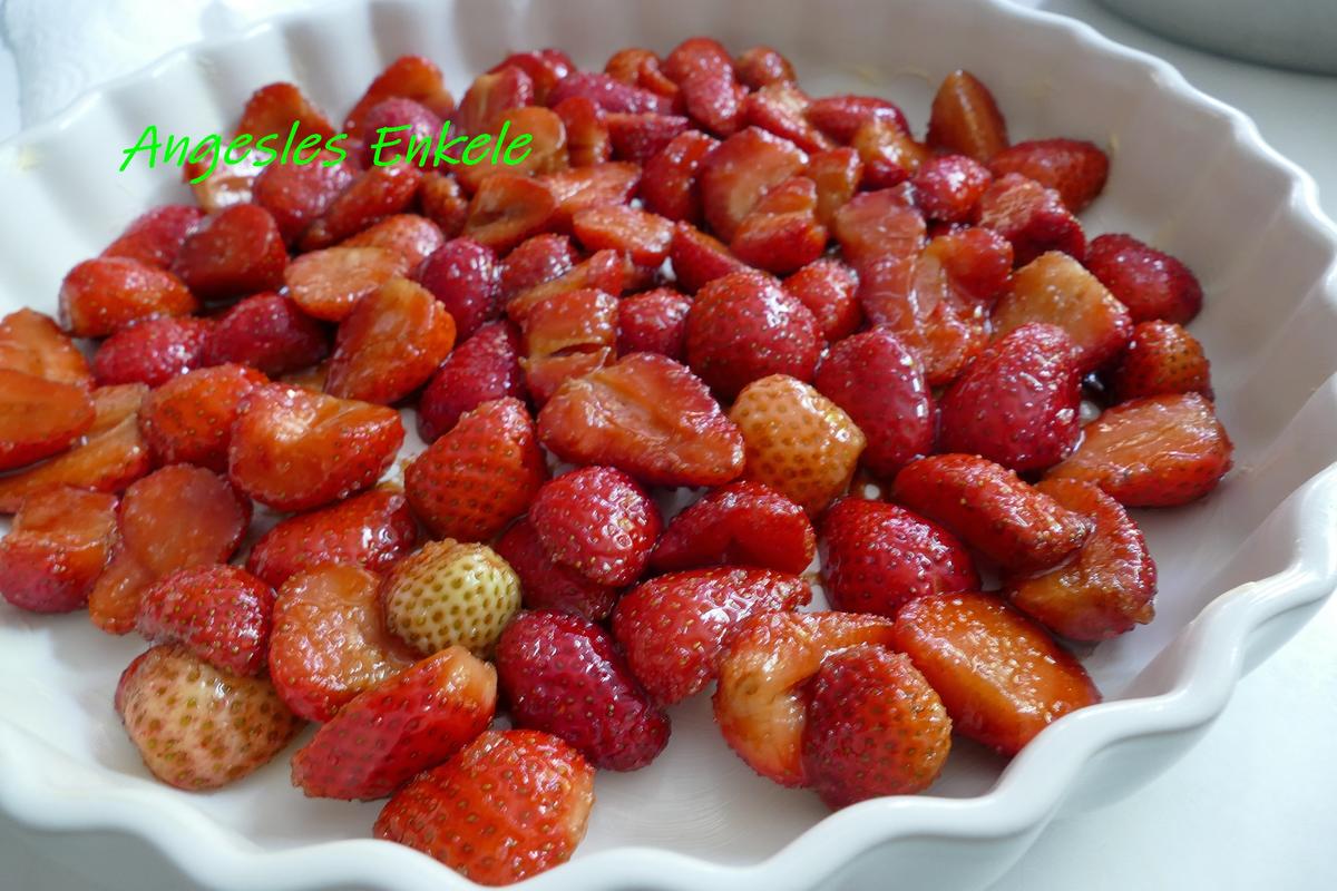 Marzipan-Crumble mit marinierten Erdbeeren - Rezept - Bild Nr. 14217