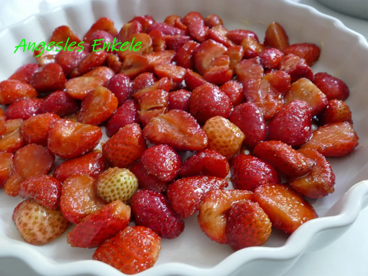 Marzipan-Crumble mit marinierten Erdbeeren - Rezept - Bild Nr. 14217