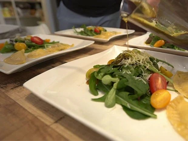 Rezept: Wasser vs. Wald – Forellen- und Wildravioli in Salbeibutter auf Wildkräutersalat Bild Nr. 2 Wasser vs. Wald – Forellen- und Wildravioli in Salbeibutter auf Wildkräutersalat - Rezept - Bild Nr. 2