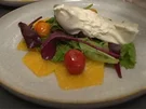 Wildkräutersalat auf Orangencarpaccio mit Burrata und karamellisierten Tomaten - Rezept - Bild Nr. 2