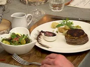 Kalbsrückensteak in Meerrettichkruste, mit Gnocchi an Demi Glace und Wildkräutersalat - Rezept - Bild Nr. 14212