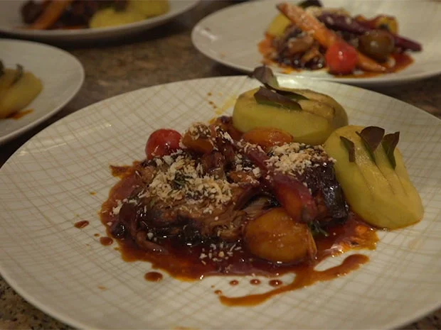Kalbschmorbraten, Lorbeerkartoffeln und glasierte Möhren - Rezept - Bild Nr. 14212