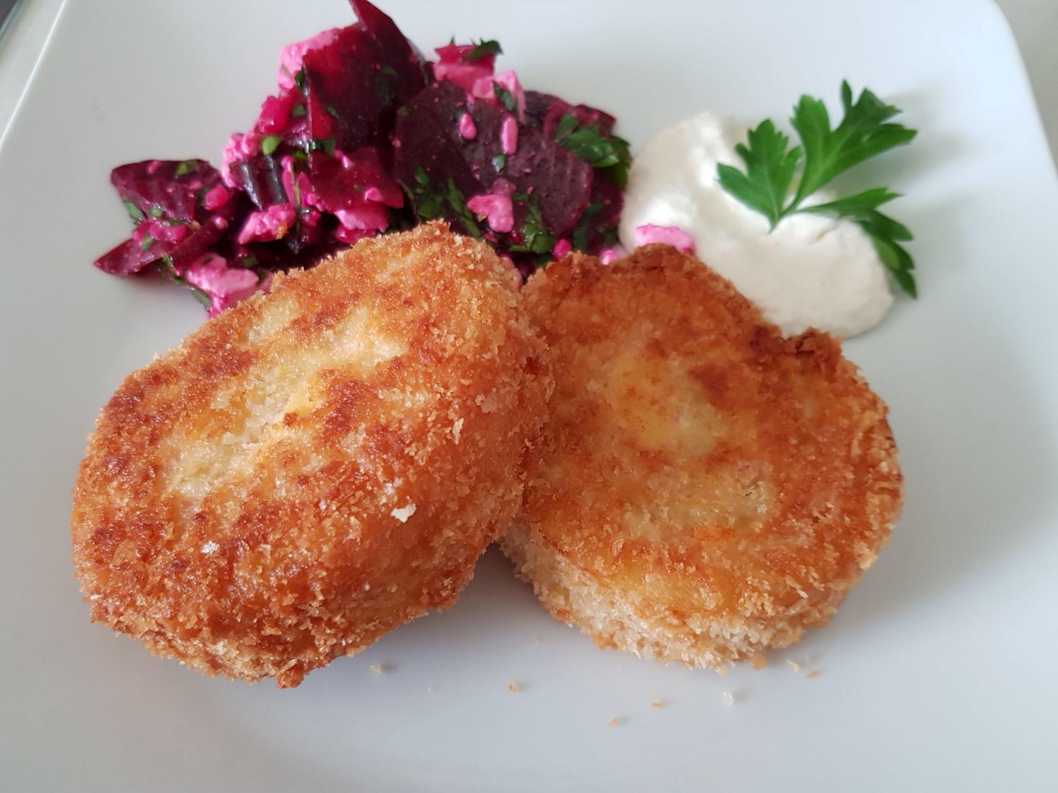 Kartoffel-&amp;quot;Cordon bleu&amp;quot; mit Rote Bete-Salat und Meerrettich-Creme ...