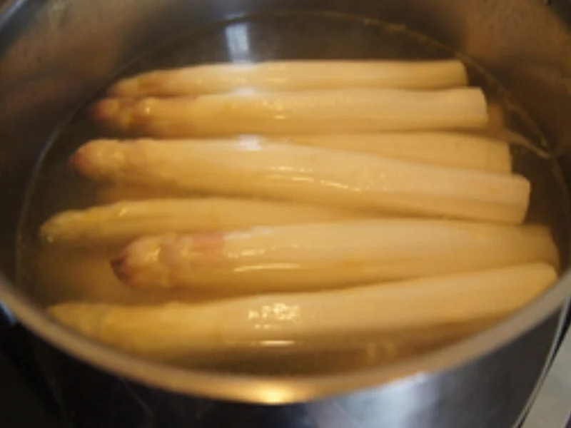 Spargel mit pikanter Sauce, Mini-Knusper-Schnitzel und Kümmel-Drillingen - Rezept - Bild Nr. 14243