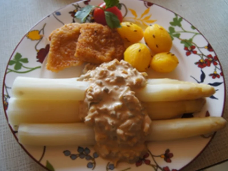 Spargel mit pikanter Sauce, Mini-Knusper-Schnitzel und Kümmel-Drillingen - Rezept - Bild Nr. 14257