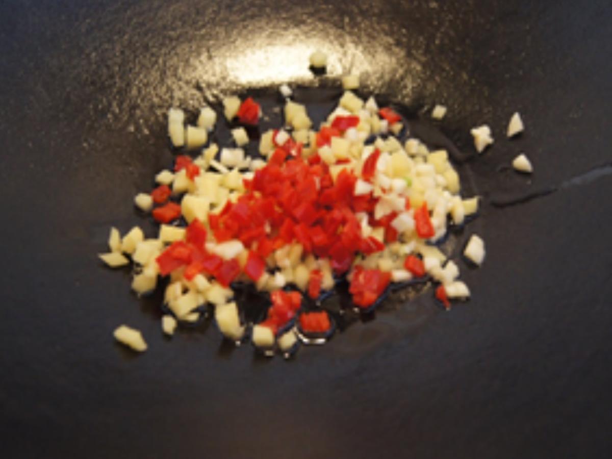 Kalbsbratwurst mit Möhren Paprika Rahm Gemüse aus dem Wok - schnell ... Kalbsbratwurst mit Möhren Paprika Rahm Gemüse aus dem Wok - schnell ...