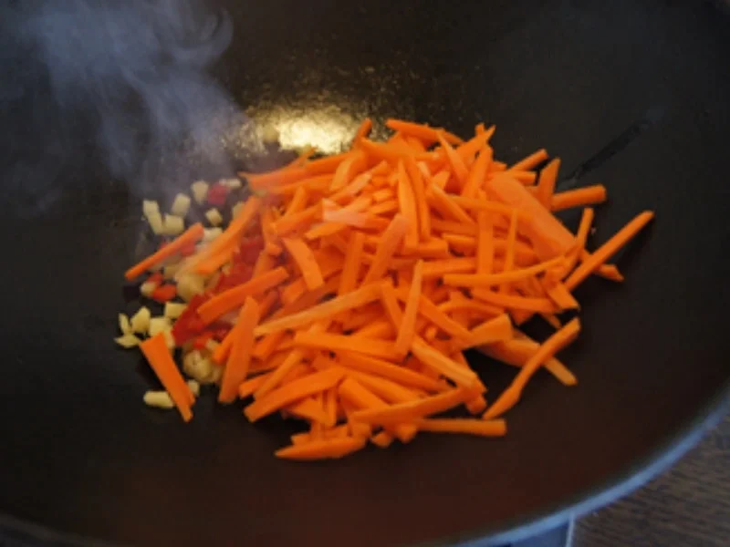 Kalbsbratwurst mit Möhren-Paprika-Rahm-Gemüse aus dem Wok - Rezept - Bild Nr. 13