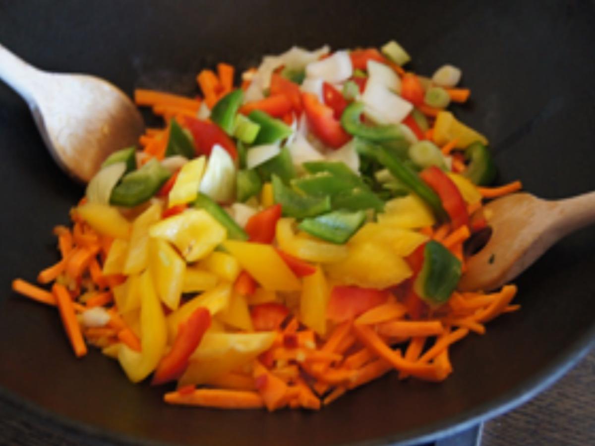 Kalbsbratwurst mit Möhren Paprika Rahm Gemüse aus dem Wok - schnell ... Kalbsbratwurst mit Möhren Paprika Rahm Gemüse aus dem Wok - schnell ...