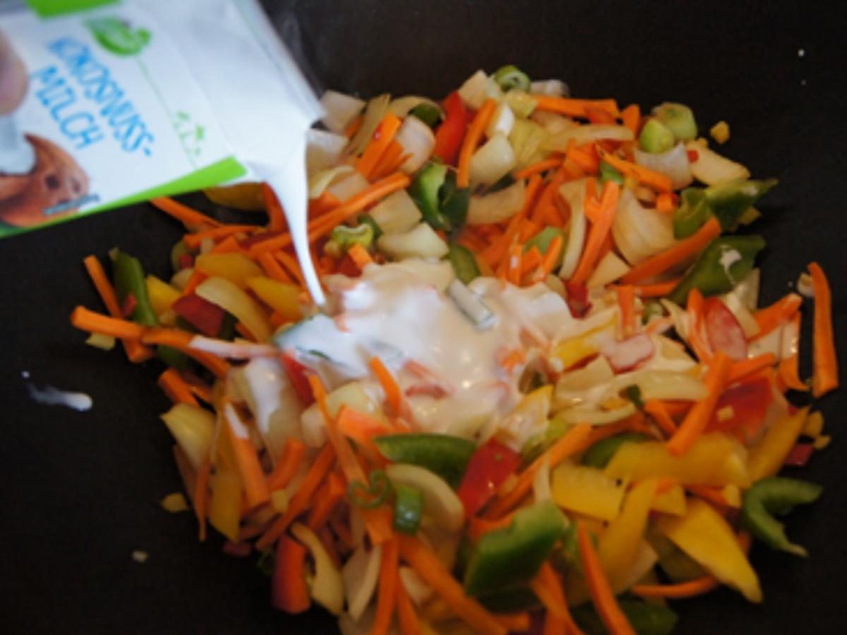 Kalbsbratwurst mit Möhren Paprika Rahm Gemüse aus dem Wok - schnell ... Kalbsbratwurst mit Möhren Paprika Rahm Gemüse aus dem Wok - schnell ...