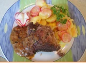 Kalbshaxe mit Sauce und Kartoffel-Radieschen-Salat - Rezept - Bild Nr. 2