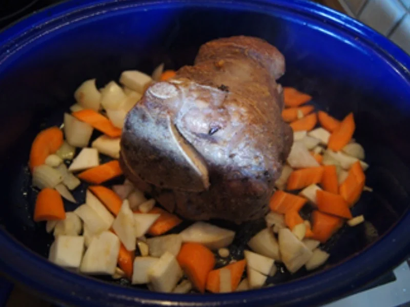 Rezept: Kalbshaxe mit Sauce und Kartoffel-Radieschen-Salat Bild Nr. 7 Kalbshaxe mit Sauce und Kartoffel-Radieschen-Salat - Rezept - Bild Nr. 7