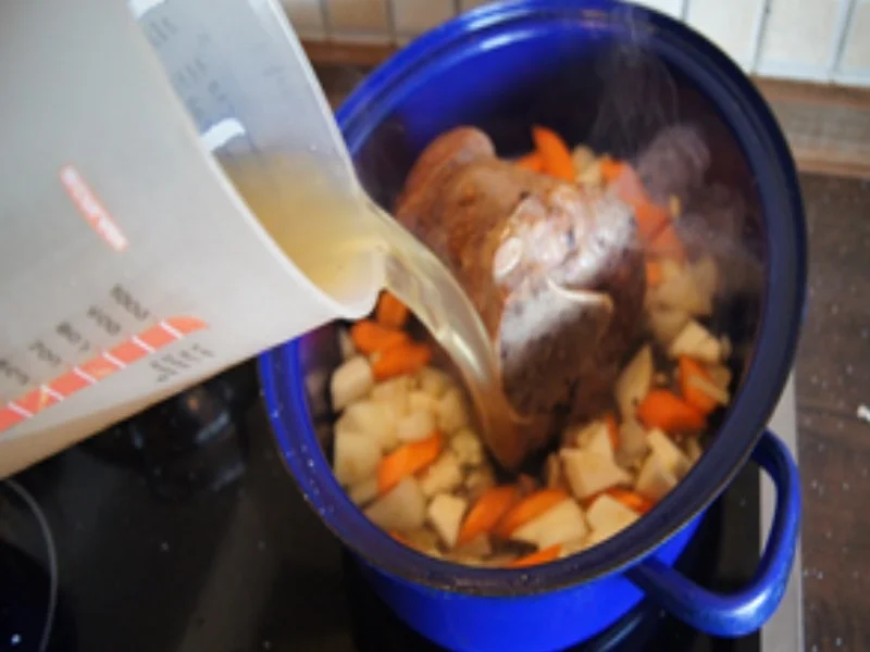 Rezept: Kalbshaxe mit Sauce und Kartoffel-Radieschen-Salat Bild Nr. 9 Kalbshaxe mit Sauce und Kartoffel-Radieschen-Salat - Rezept - Bild Nr. 9