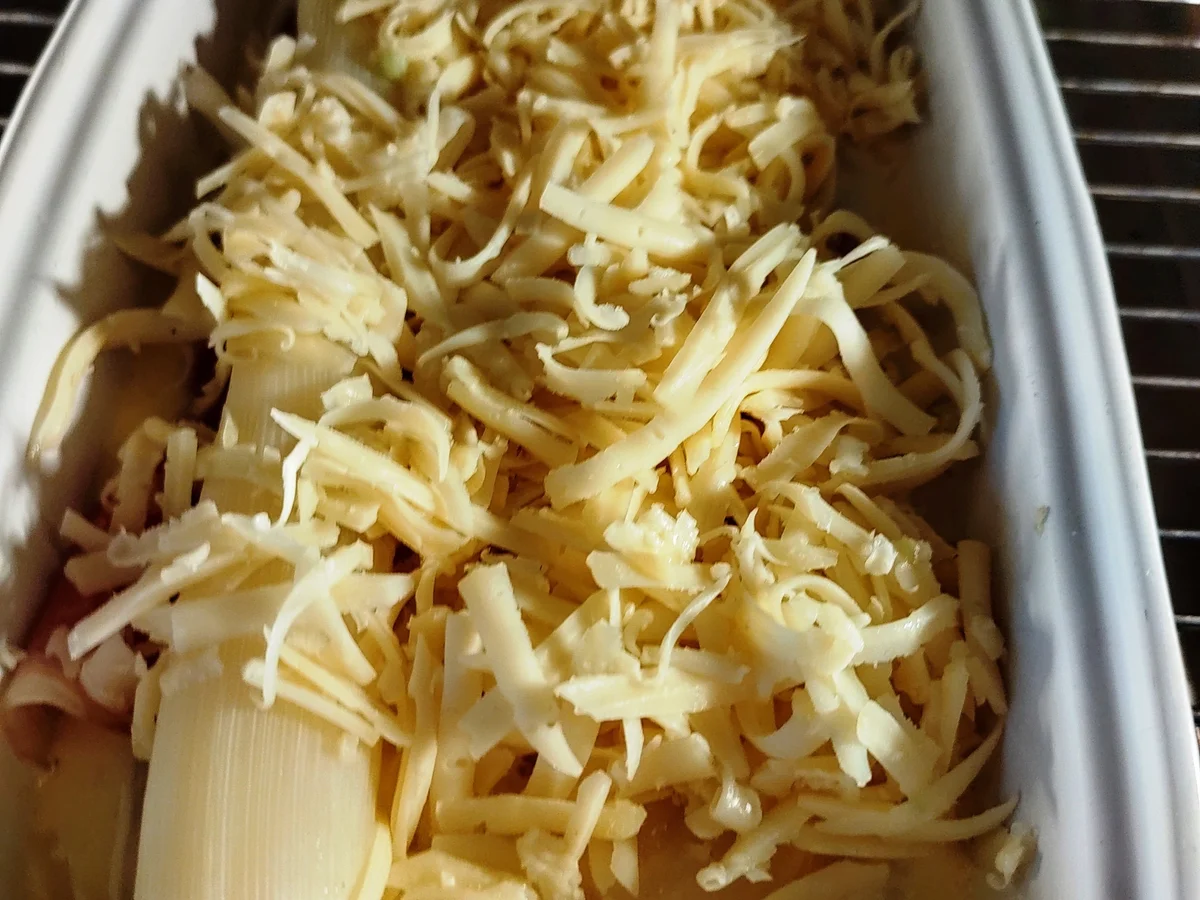 Rezept: Spargelgratineé mit Dinkelsauerteigwaffeln und Lachs Bild Nr. 5 Spargelgratineé mit Dinkelsauerteigwaffeln und Lachs - Rezept - Bild Nr. 5