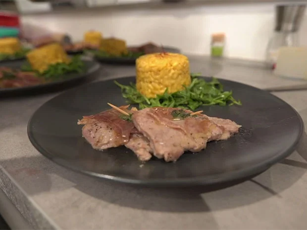 Saltimbocca mit Safranrisotto auf Rucola - Rezept - Bild Nr. 2