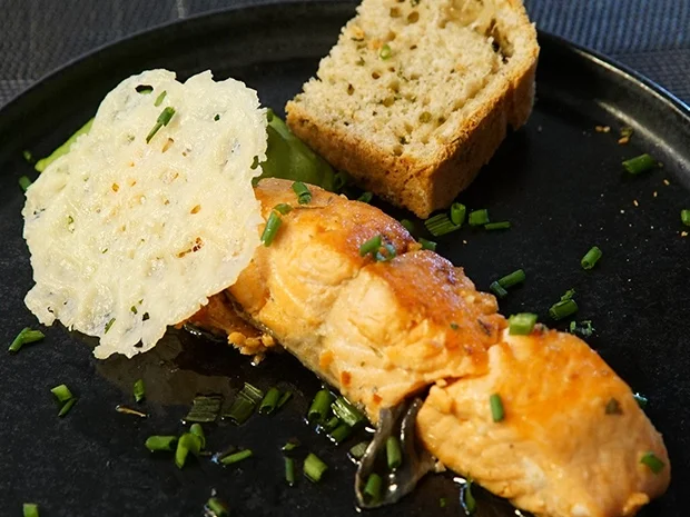 Rezept: Mini Lachssteak in Sesam auf einem Erbsenpüreebett mit einem Parmesan Chip Bild Nr. 2 Mini Lachssteak in Sesam auf einem Erbsenpüreebett mit einem Parmesan Chip - Rezept - Bild Nr. 2