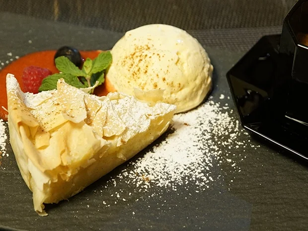 Griechische Bougatsa auf Erdbeerkompott - Rezept - Bild Nr. 2