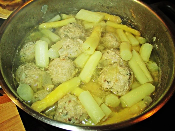 Rezept: Rinderhackbällchen in Spargelsoße Bild Nr. 4 Rinderhackbällchen in Spargelsoße - Rezept - Bild Nr. 4