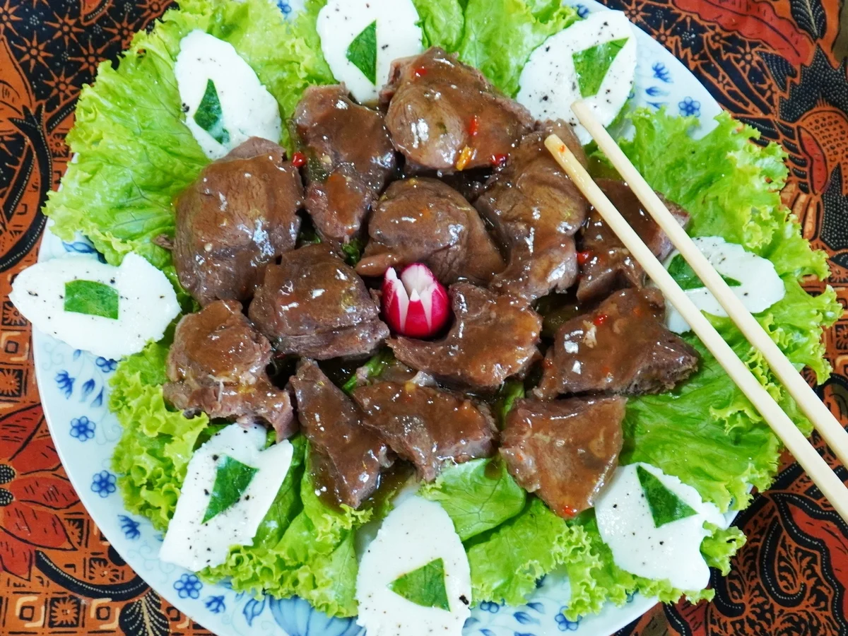 Nordchinesische Ochsenschwanzstücke mit Eiweißblüten - Rezept - Bild Nr. 14242