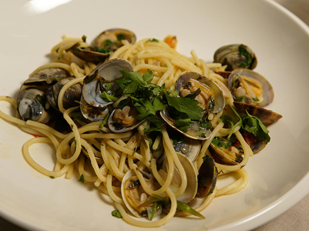 Spaghetti Vongole mit improvisiertem Salat und Almalfi Zitronendressing - Rezept - Bild Nr. 2