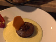 Chocolate Lava Cake mit Vanillesoße und Karamellkrönchen - Rezept - Bild Nr. 2