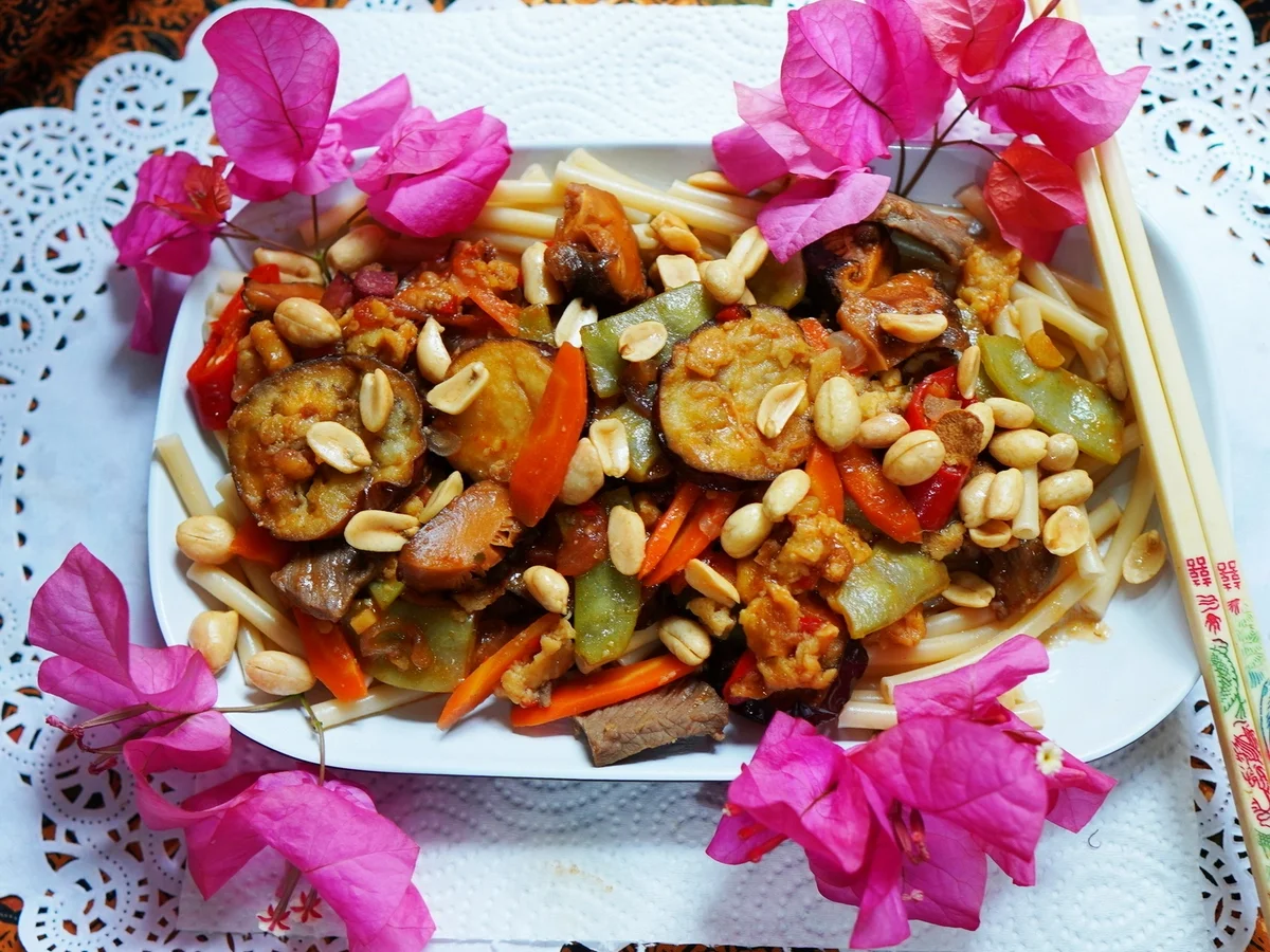 Rezept: Bunte Makkaroni mit Auberginen und Erdnüssen Bild Nr. 2 Bunte Makkaroni mit Auberginen und Erdnüssen - Rezept - Bild Nr. 2