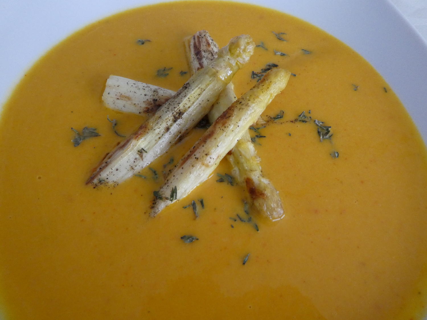 Hokkaido-Suppe mit gebratenem Spargel - Rezept - kochbar.de