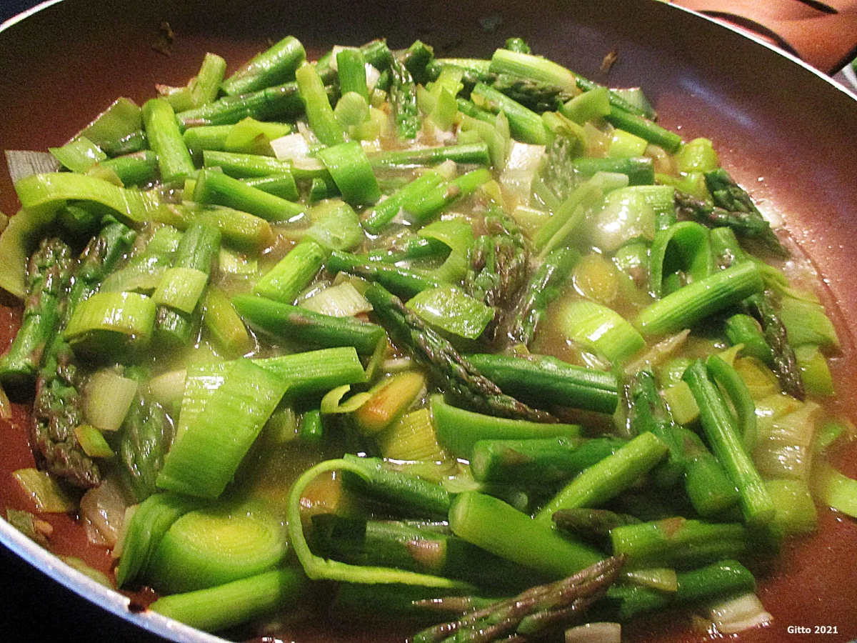 Rezept: Hühner Frikassee mit grünem Spargel, begleitet von würzigem Curryreis Bild Nr. 14258 Hühner Frikassee mit grünem Spargel, begleitet von würzigem Curryreis - Rezept - Bild Nr. 14258