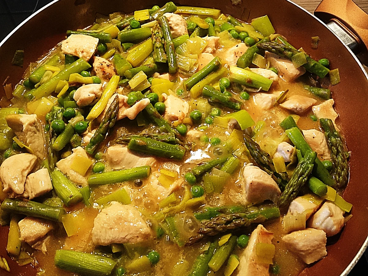 Rezept: Hühner Frikassee mit grünem Spargel, begleitet von würzigem Curryreis Bild Nr. 14259 Hühner Frikassee mit grünem Spargel, begleitet von würzigem Curryreis - Rezept - Bild Nr. 14259