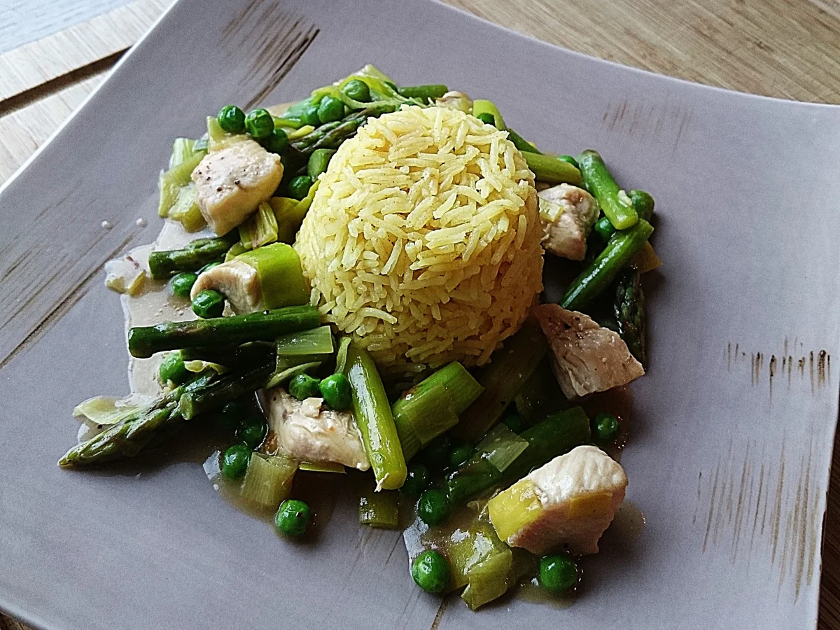 Rezept: Hühner Frikassee mit grünem Spargel, begleitet von würzigem Curryreis Bild Nr. 14260 Hühner Frikassee mit grünem Spargel, begleitet von würzigem Curryreis - Rezept - Bild Nr. 14260