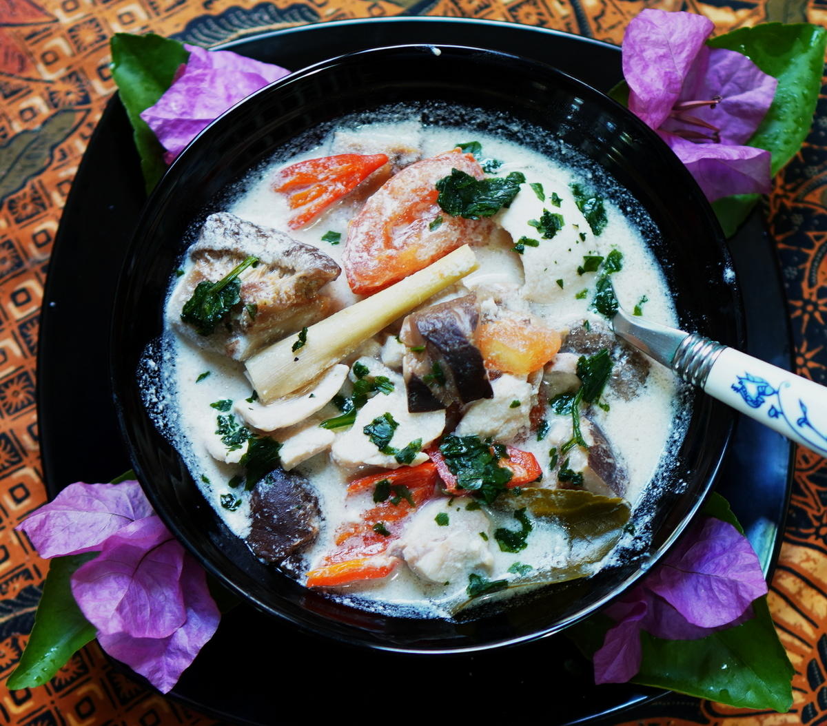 Hühnersuppe mit Zitronengras – Tom Khaa Gai - Rezept - kochbar.de