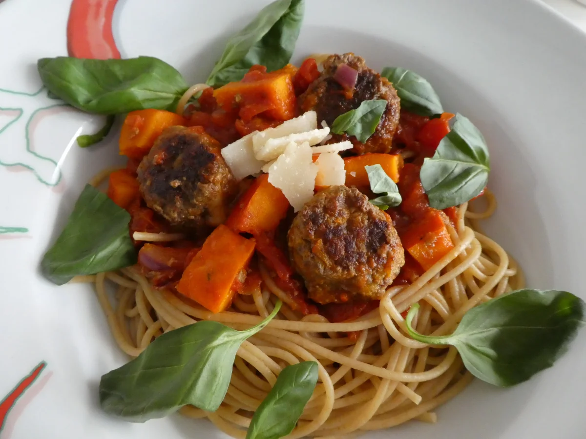 Rezept: Kürbis-Hackbällchen mit Tomaten-Kürbis-Pasta Bild Nr. 14254 Kürbis-Hackbällchen mit Tomaten-Kürbis-Pasta - Rezept - Bild Nr. 14254