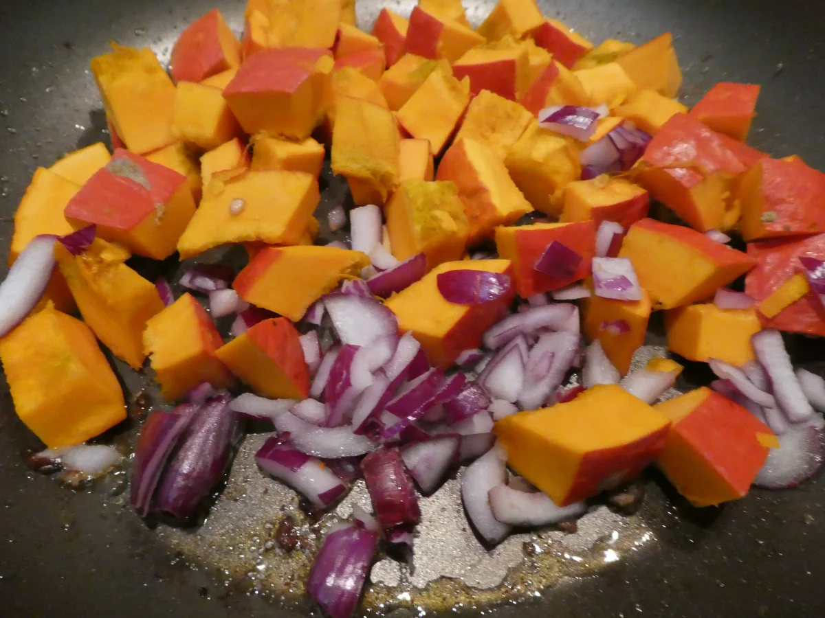 Rezept: Kürbis-Hackbällchen mit Tomaten-Kürbis-Pasta Bild Nr. 14262 Kürbis-Hackbällchen mit Tomaten-Kürbis-Pasta - Rezept - Bild Nr. 14262