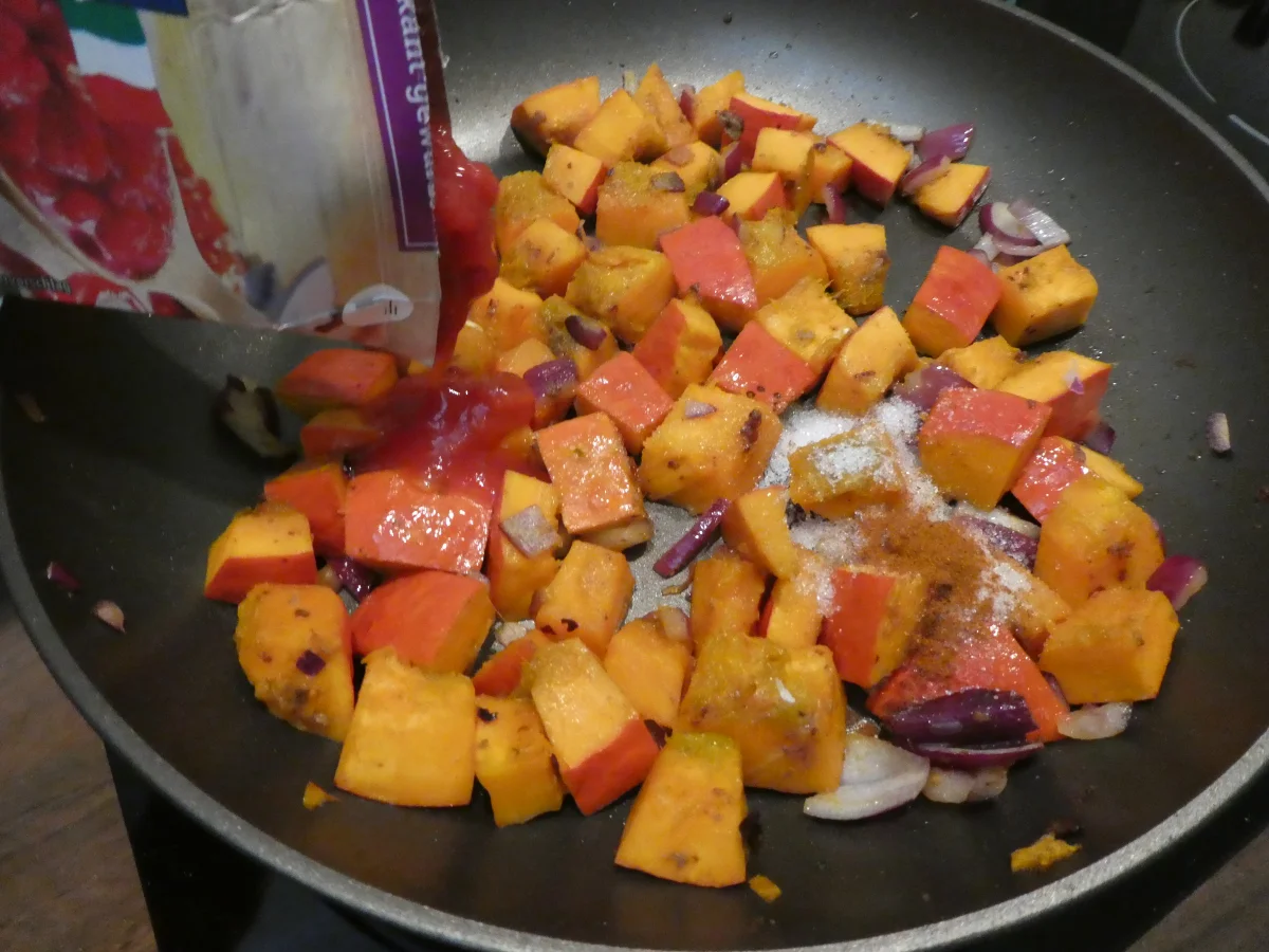 Rezept: Kürbis-Hackbällchen mit Tomaten-Kürbis-Pasta Bild Nr. 14264 Kürbis-Hackbällchen mit Tomaten-Kürbis-Pasta - Rezept - Bild Nr. 14264