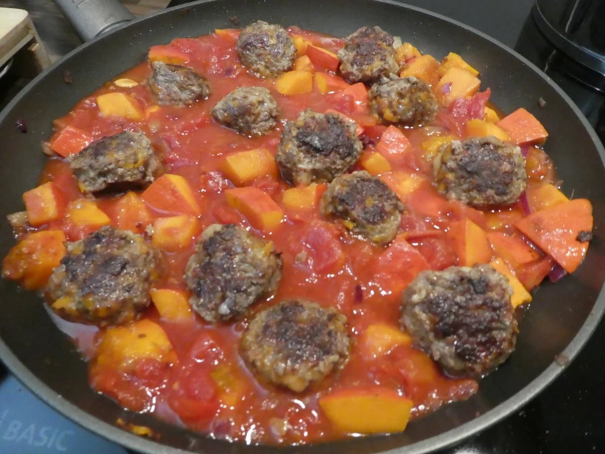 Rezept: Kürbis-Hackbällchen mit Tomaten-Kürbis-Pasta Bild Nr. 14265 Kürbis-Hackbällchen mit Tomaten-Kürbis-Pasta - Rezept - Bild Nr. 14265