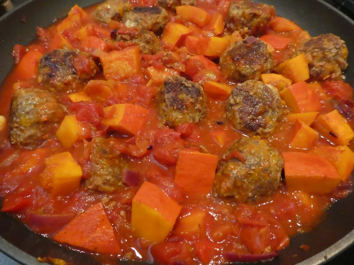 Rezept: Kürbis-Hackbällchen mit Tomaten-Kürbis-Pasta Bild Nr. 14266 Kürbis-Hackbällchen mit Tomaten-Kürbis-Pasta - Rezept - Bild Nr. 14266