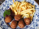 Köttbullar mit Pommes Frites und Wildpreiselbeeren - Rezept - Bild Nr. 3