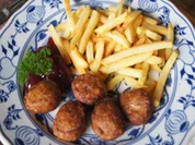 Köttbullar mit Pommes Frites und Wildpreiselbeeren - Rezept - Bild Nr. 3