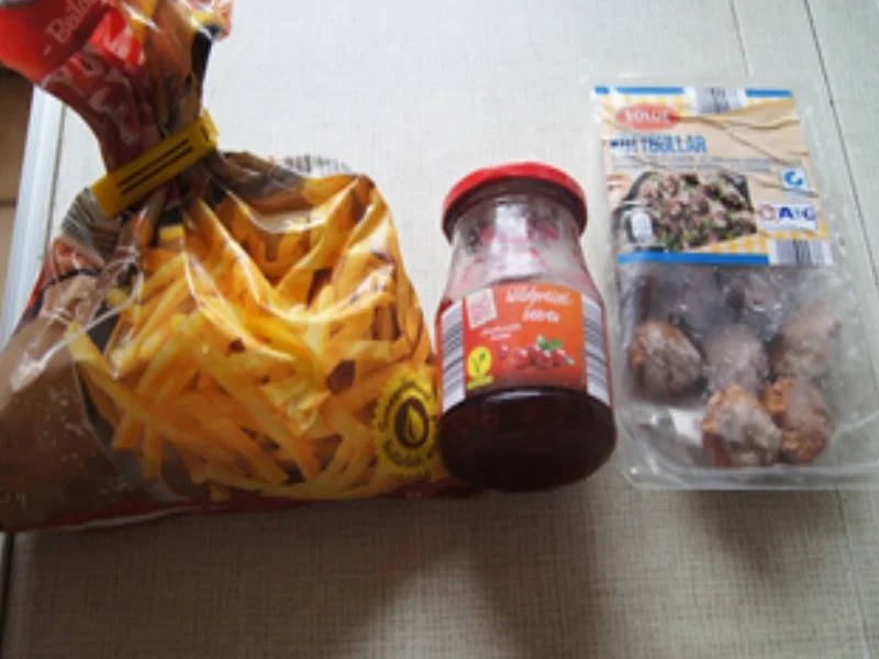 Rezept: Köttbullar mit Pommes Frites und Wildpreiselbeeren Bild Nr. 5 Köttbullar mit Pommes Frites und Wildpreiselbeeren - Rezept - Bild Nr. 5