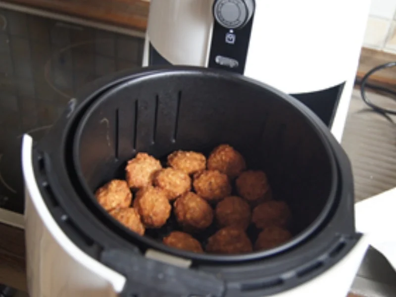 Rezept: Köttbullar mit Pommes Frites und Wildpreiselbeeren Bild Nr. 8 Köttbullar mit Pommes Frites und Wildpreiselbeeren - Rezept - Bild Nr. 8