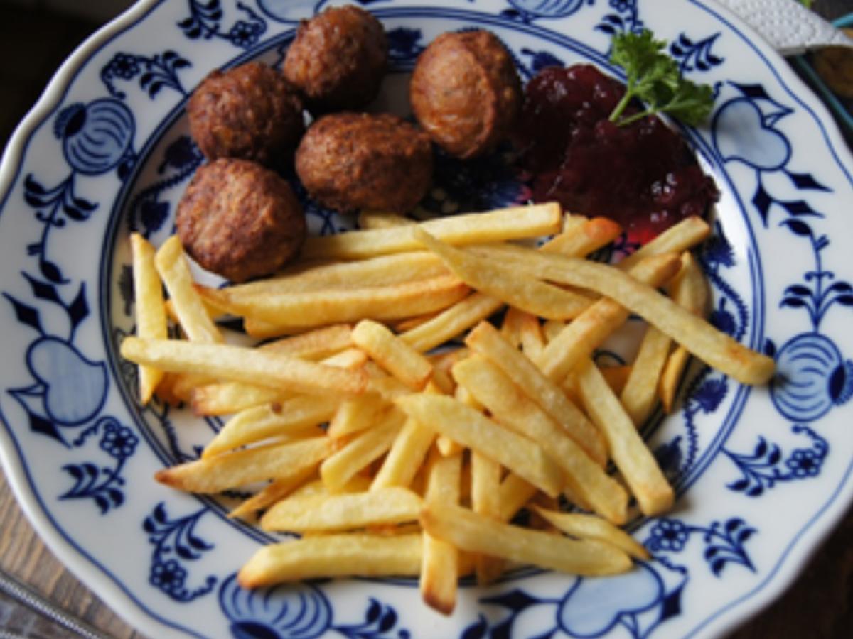 Köttbullar mit Pommes Frites und Wildpreiselbeeren - schnell &amp; einfach ...