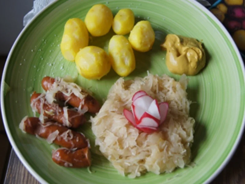 Mini-Schinkenwürstchen mit Weinsauerkraut und Pellkartoffel-Drillingen - Rezept - Bild Nr. 2