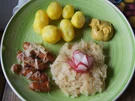 Rezept: Mini-Schinkenwürstchen mit Weinsauerkraut und Pellkartoffel-Drillingen Bild Nr. 2 Mini-Schinkenwürstchen mit Weinsauerkraut und Pellkartoffel-Drillingen - Rezept - Bild Nr. 2