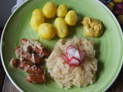 Mini-Schinkenwürstchen mit Weinsauerkraut und Pellkartoffel-Drillingen - Rezept - Bild Nr. 2