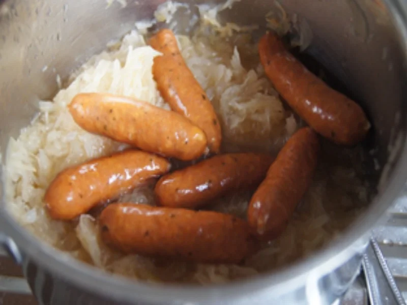 Mini-Schinkenwürstchen mit Weinsauerkraut und Pellkartoffel-Drillingen - Rezept - Bild Nr. 5